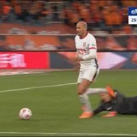 没吹点球也没吹假摔！费利佩疑似被王大雷出击放倒，裁判无表示