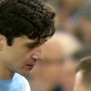 直播平台-曼城惊魂一刻！胡桑诺夫被撞晕，鼻子肿起大包，多纳鲁马误伤